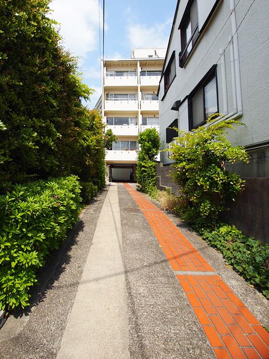 目黒区中目黒の賃貸物件/緑の茂る小道の奥にひっそりと佇む雰囲気もいい