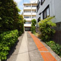 目黒区中目黒の賃貸物件/緑の茂る小道の奥にひっそりと佇む雰囲気もいい