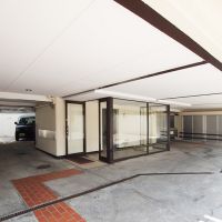 目黒区中目黒の賃貸物件/1階。真ん中にエントランス。壁際に倉庫がある