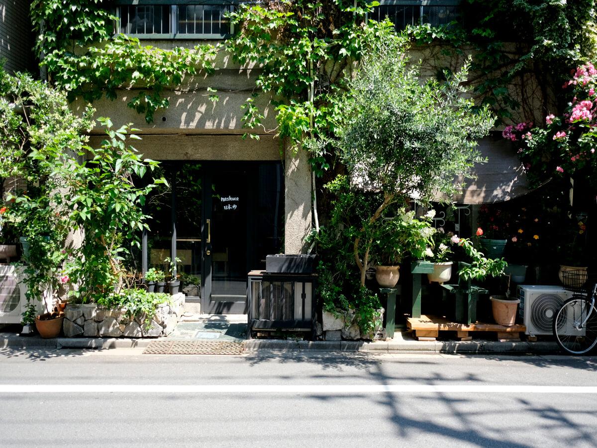 北区赤羽の賃貸物件/映画にでも出てきそうな。1階はセンスのいい日本酒バーが営業中