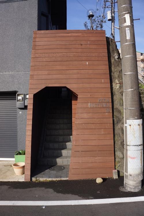 横浜市西区東ヶ丘の賃貸物件/エントランスは木張りでオシャレ