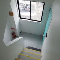 世田谷区南烏山の賃貸物件/エレベーターはなく、この急な階段のみなのでご注意を
