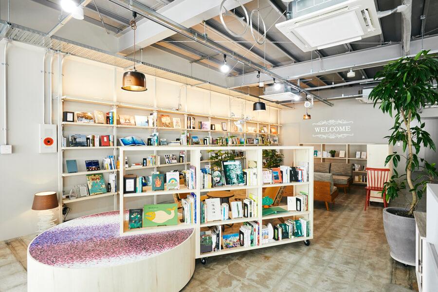 品川区東品川の賃貸物件/共用部の「ブック・パーク」。さまざまな書籍があり、ソファで読める