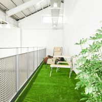 品川区東品川の賃貸物件/共用部には色々な椅子が配置されています