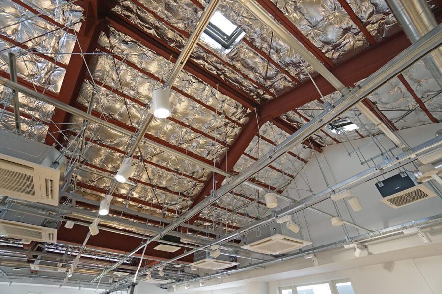 品川区東品川の賃貸物件/工業的な天井の仕上げ。断熱材もしっかり入っているので、居心地も問題なし