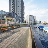 品川区東品川の賃貸物件/写真左側が建物。運河沿いは遊歩道になっていて、ベンチもあります