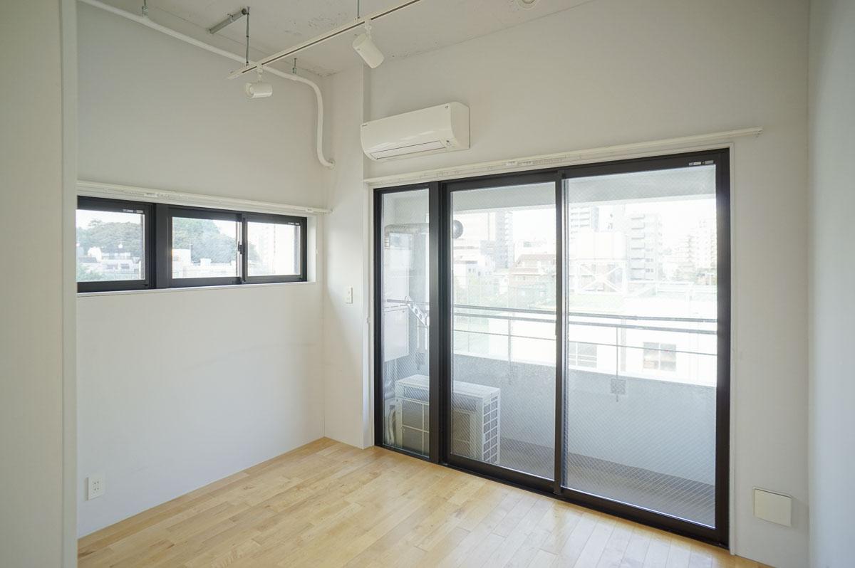 文京区小石川の賃貸物件/玄関から一番奥が寝室部分。リビングとはゆるく仕切られている
