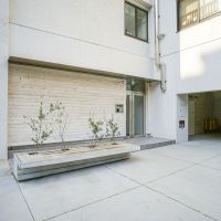 文京区小石川の賃貸物件/エントランス部分にはベンチがある