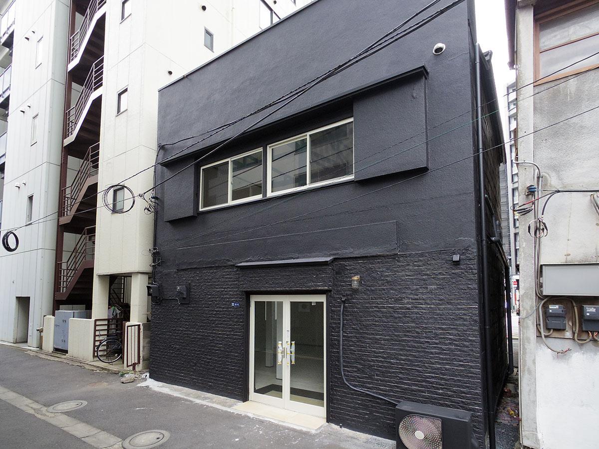 中央区東日本橋の賃貸物件/外壁は黒く塗装されている