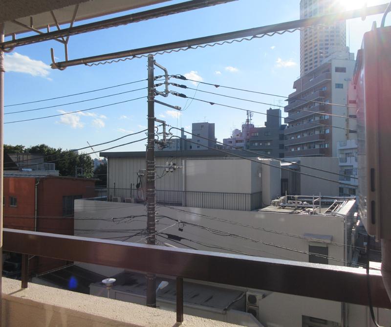 目黒区中目黒の売買物件/(以前募集時の写真)　天気のいい日、ベランダからの景色　3階だけど前はひらけています