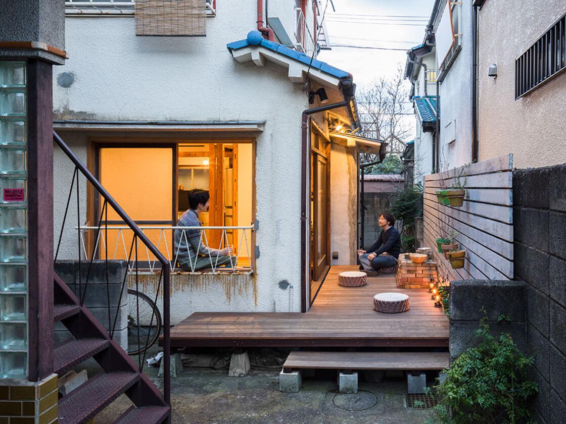 豊島区南長崎の賃貸物件/夕暮れどき、玄関前テラスの使用イメージ