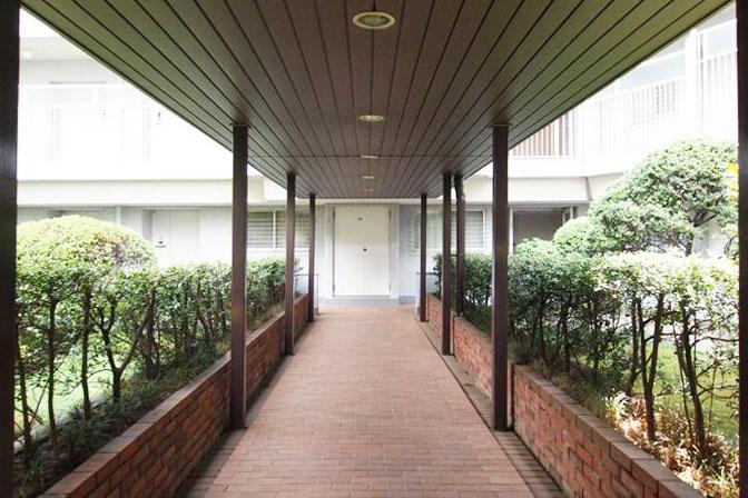 渋谷区幡ヶ谷の賃貸物件/エントランスをくぐるとこのアプローチ