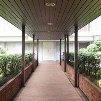 渋谷区幡ヶ谷の賃貸物件/エントランスをくぐるとこのアプローチ