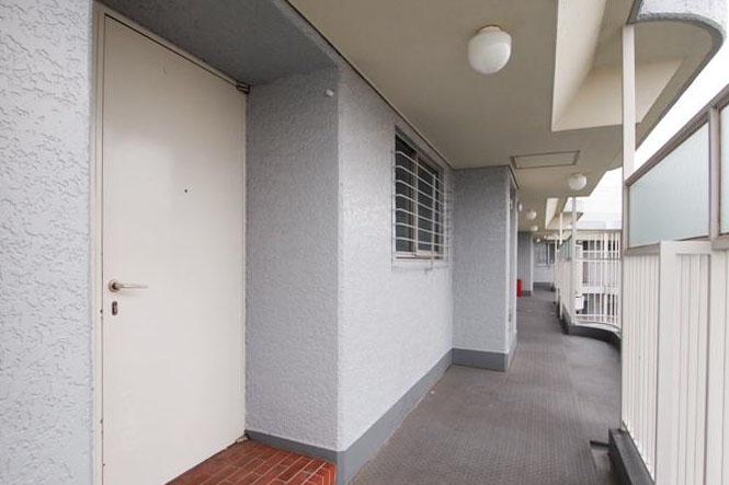 渋谷区幡ヶ谷の賃貸物件/共用部はレトロなたたずまい