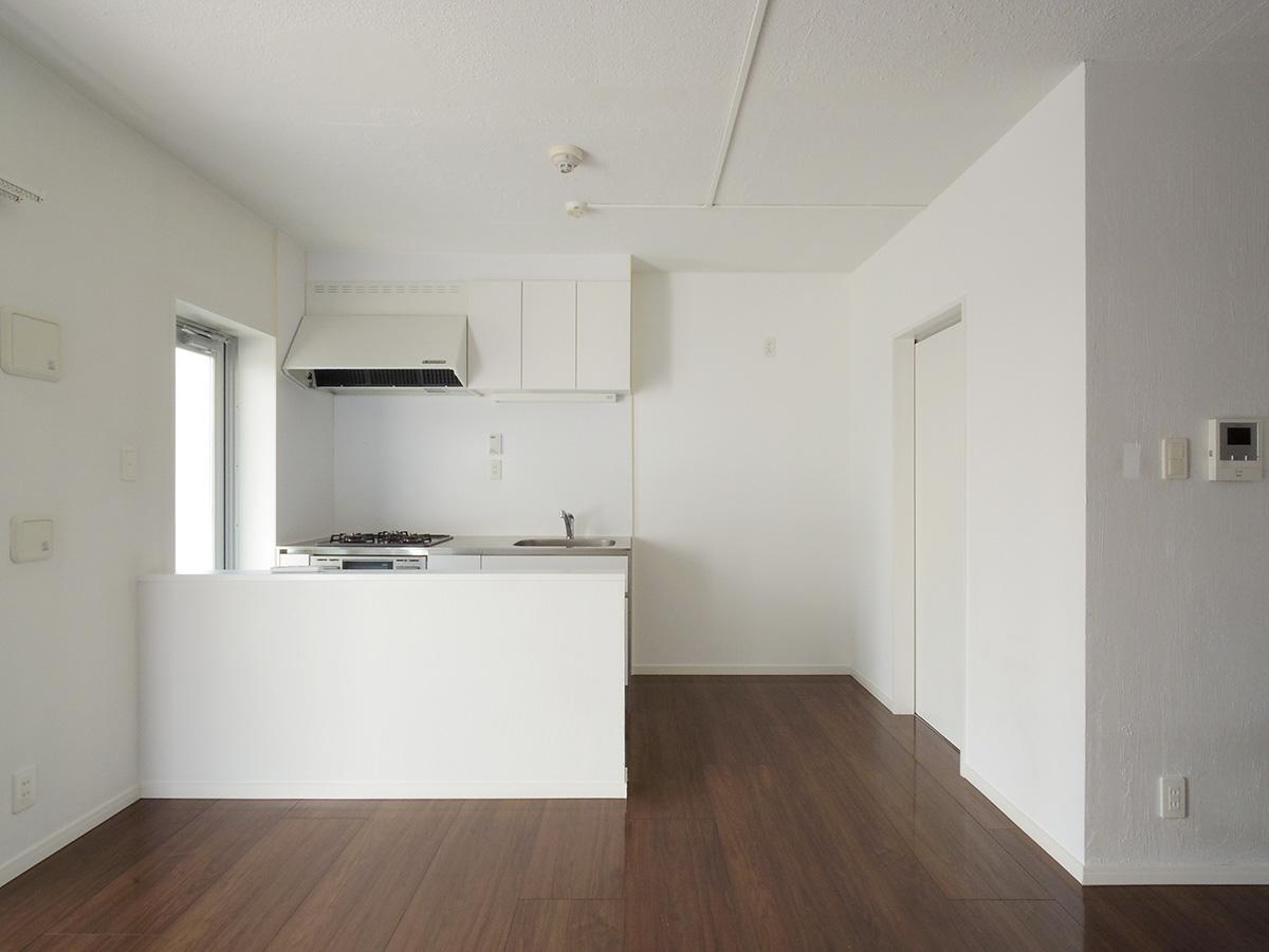 北区田端の賃貸物件/キッチン横に冷蔵庫などの家電も余裕を持って置けるスペースがある