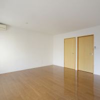 北区田端の賃貸物件/窓枠や扉に木が使われてるところはいいアクセントになっています