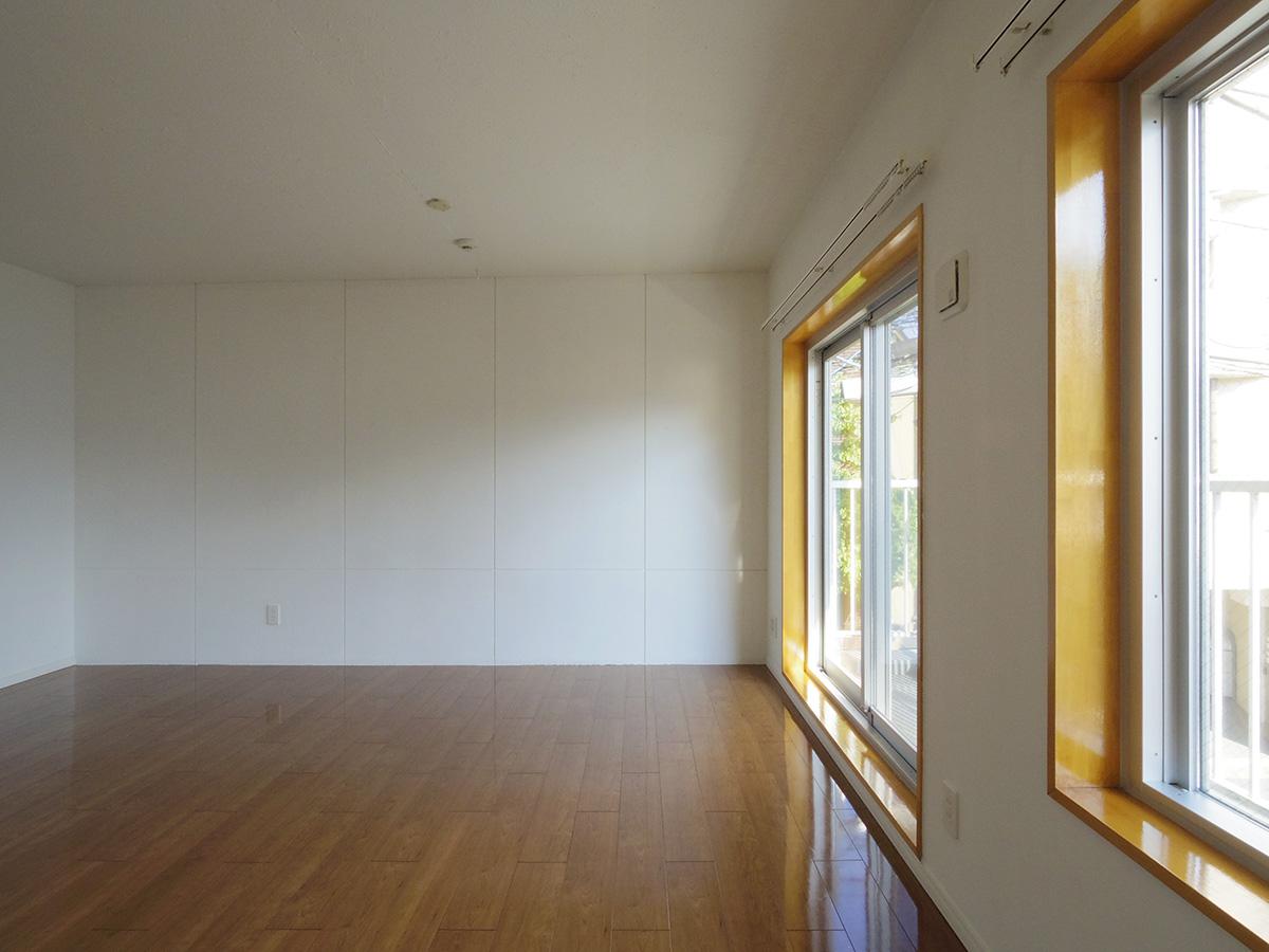 北区田端の賃貸物件/窓枠や扉にも木が使われています