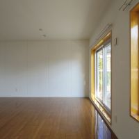 北区田端の賃貸物件/窓枠や扉にも木が使われています