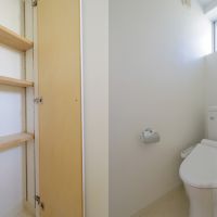 北区田端の賃貸物件/トイレは便座の向かいに収納あり