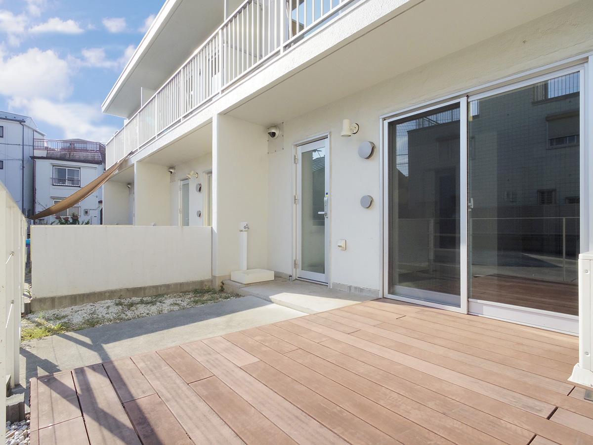 北区田端の賃貸物件/リビングから出られる広々としたウッドテラス付きの専用庭。水栓もあるので植物も育てやすい