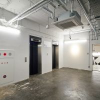 千代田区神田小川町の賃貸物件/エレベーターホール。モノトーンのスタイリッシュな空間