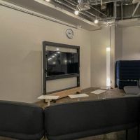 千代田区神田小川町の賃貸物件/モニターが配置されたミーティングシート