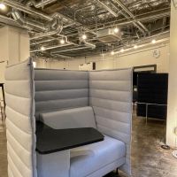 千代田区神田小川町の賃貸物件/フリーアドレスエリアにある、vitraの一人掛けのソファー席。まったりくつろぎながら作業をしたり、アイディアを練ったり、何かと重宝しそうな席
