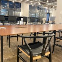千代田区神田小川町の賃貸物件/フリーアドレス席の一席。CARL HANSEN&SONのYチェアが用意されている。いろいろな種類の席があるので、お気に入りの席を探してみて