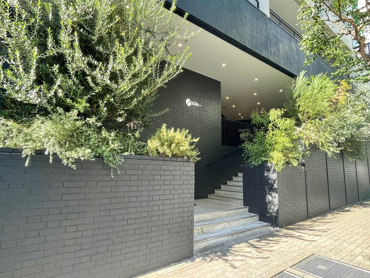 千代田区神田小川町の賃貸物件/建物のエントランス。植栽豊かな階段を上がっていく