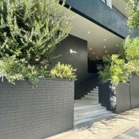 千代田区神田小川町の賃貸物件/建物のエントランス。植栽豊かな階段を上がっていく