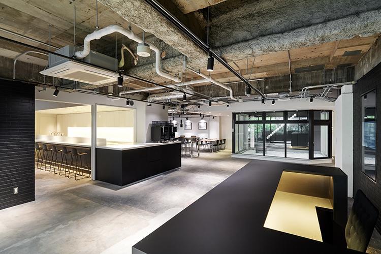 千代田区神田小川町の賃貸物件/建物のエントランス。左手のラウンジスペースは18時からBARエリアとなる