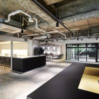 千代田区神田小川町の賃貸物件/建物のエントランス。左手のラウンジスペースは18時からBARエリアとなる