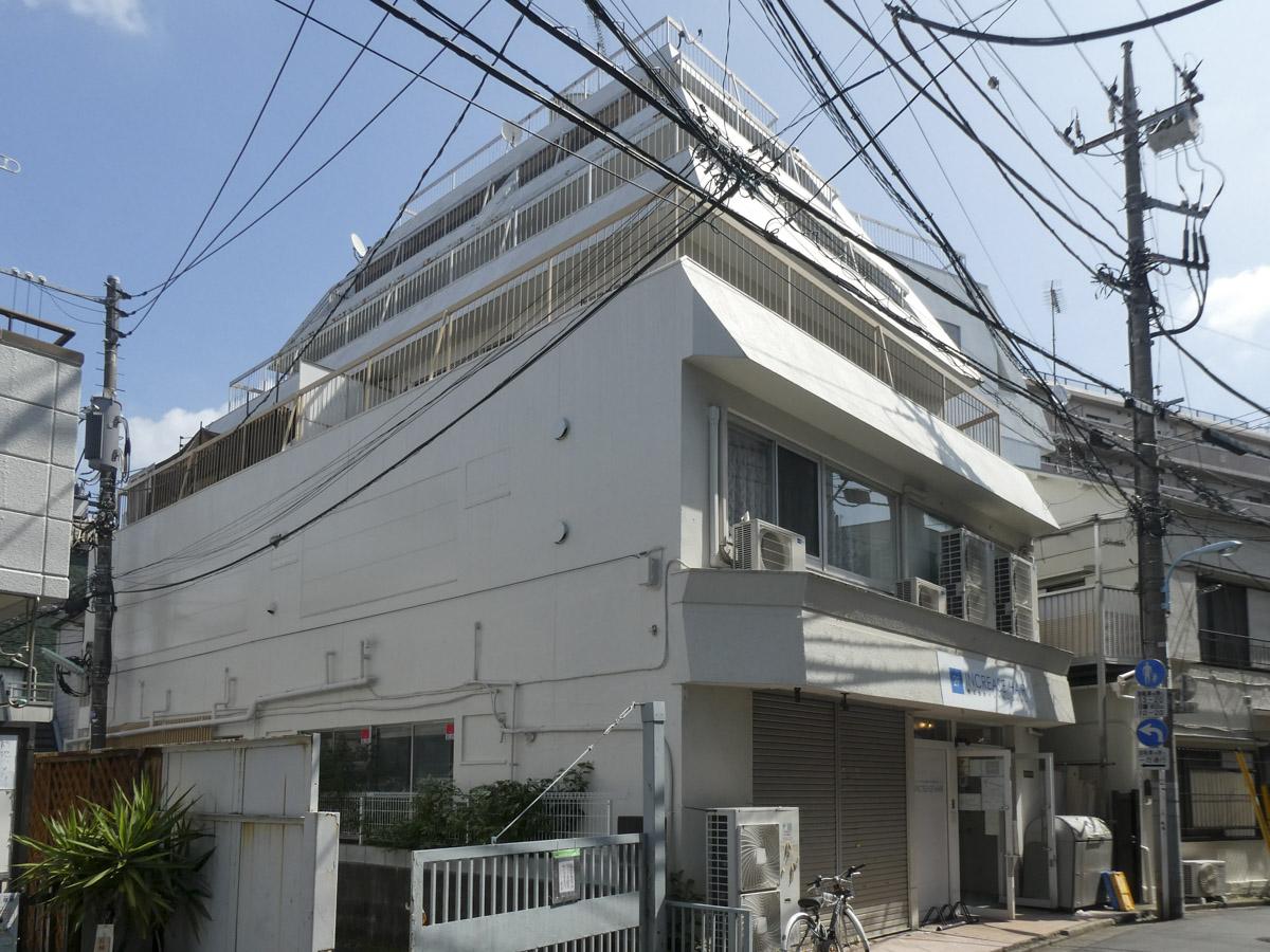 杉並区高円寺南の賃貸物件/外観。エントランスは商店街から一本入った通り