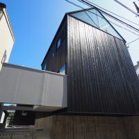 杉並区和泉の賃貸物件/通りから見た外観。ここはなんだろうと思わせる個性的な建物です