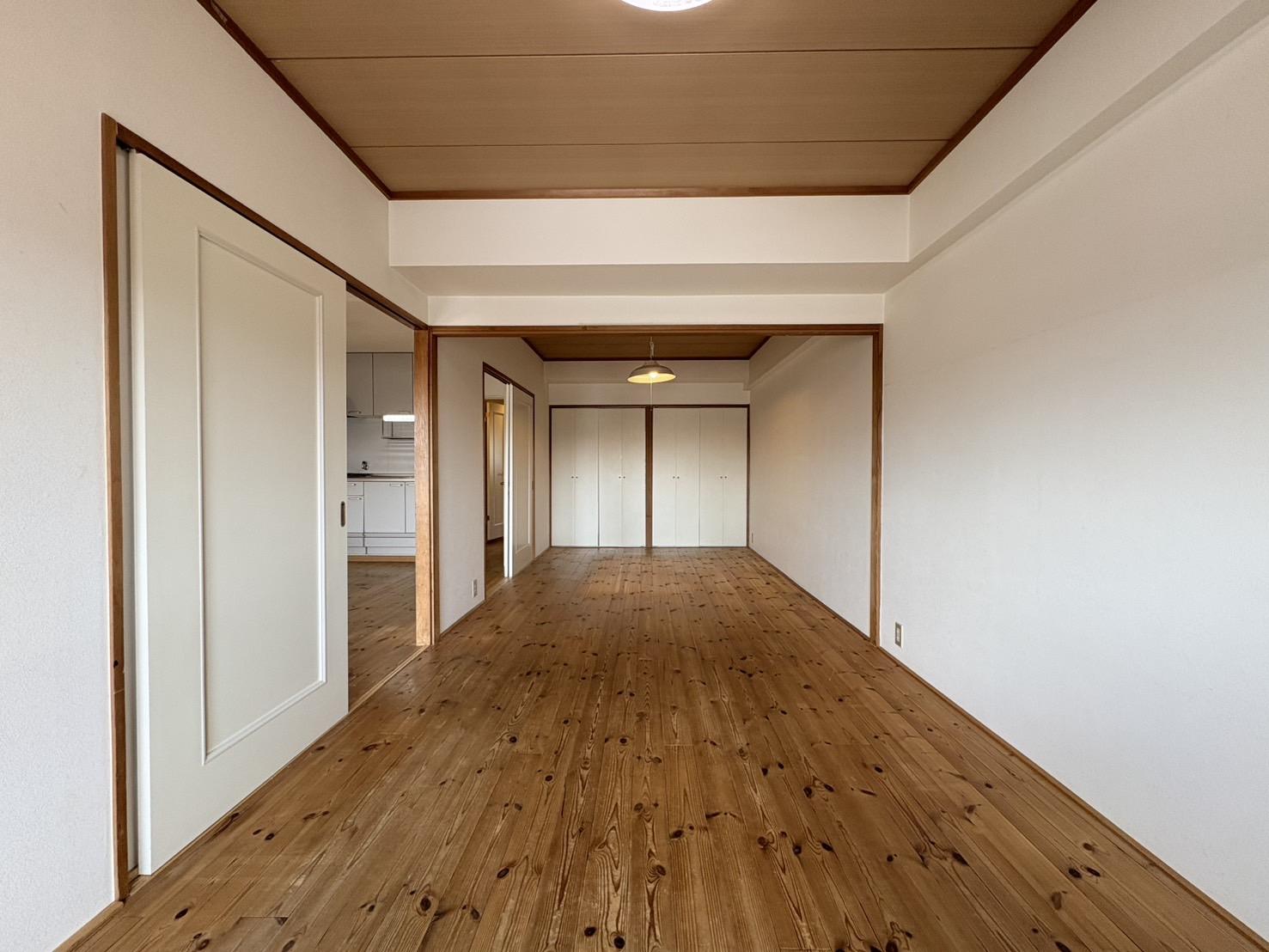 山形県山形市緑町の売買物件/無垢フローリング特徴的なまちなかのマンション。間仕切りを取り払いゆったりとした個室に。