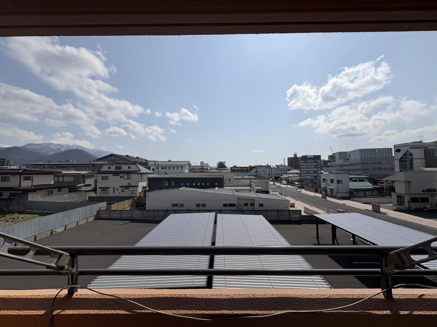 山形県山形市緑町の売買物件/贅沢すぎる眺望。左に見えるのは千歳山越しの瀧山（りゅうざん）。