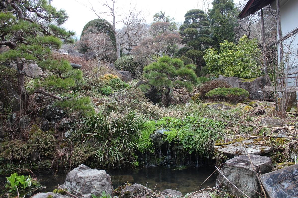 山形県上山市下生居の売買物件/傾斜地に沿って造られた庭園。