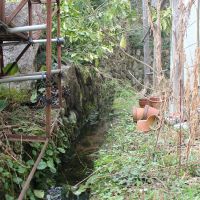 山形県上山市下生居の売買物件/敷地内には小さな水流が複数箇所あり。