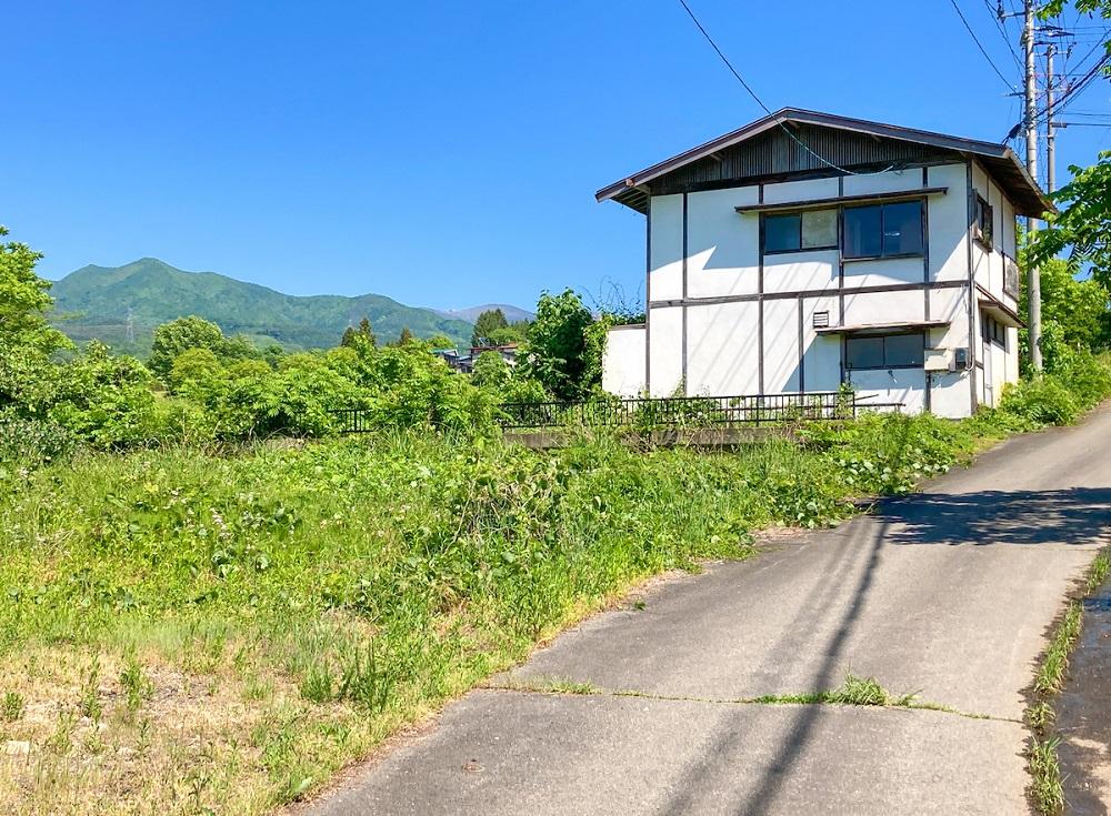 山形県山形市蔵王上野の売買物件/敷地裏には草原、建物側には蔵王連峰が広がります
