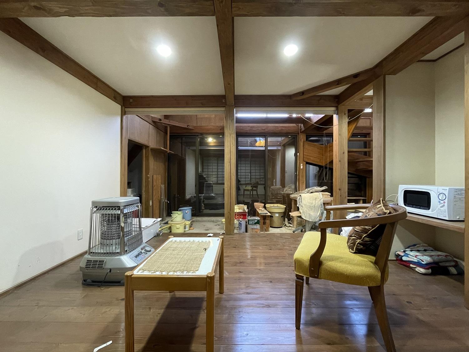 山形県山形市蔵王温泉の売買物件/土間スペースに隣接するLDKスペース。
