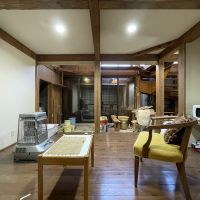 山形県山形市蔵王温泉の売買物件/土間スペースに隣接するLDKスペース。