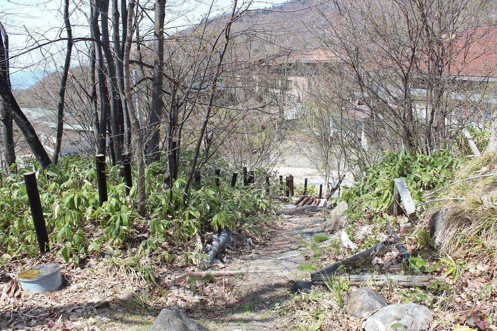 山形県山形市蔵王温泉の売買物件/前面道路からのアクセスはこの道で。この不便さを良しと捉えられるか。