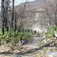 山形県山形市蔵王温泉の売買物件/前面道路からのアクセスはこの道で。この不便さを良しと捉えられるか。
