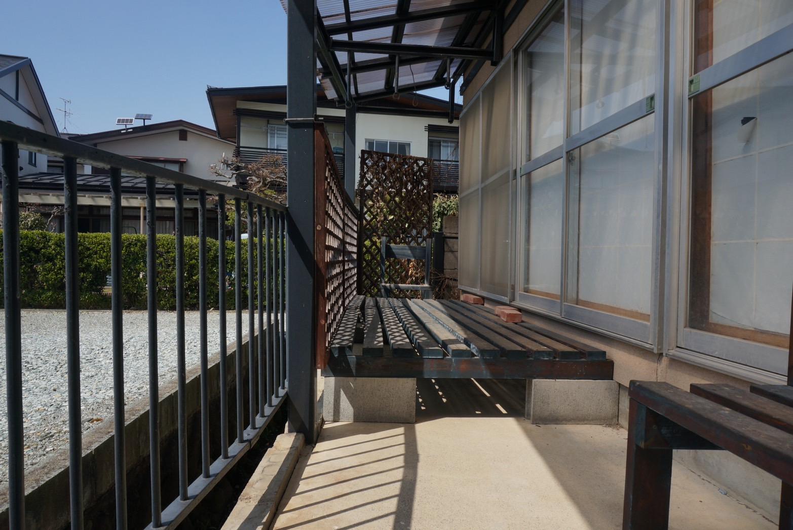 山形県山形市下条町の売買物件/前入居者が設置したウッドデッキは日当たりがよくここで心地よい居場所の一つ。