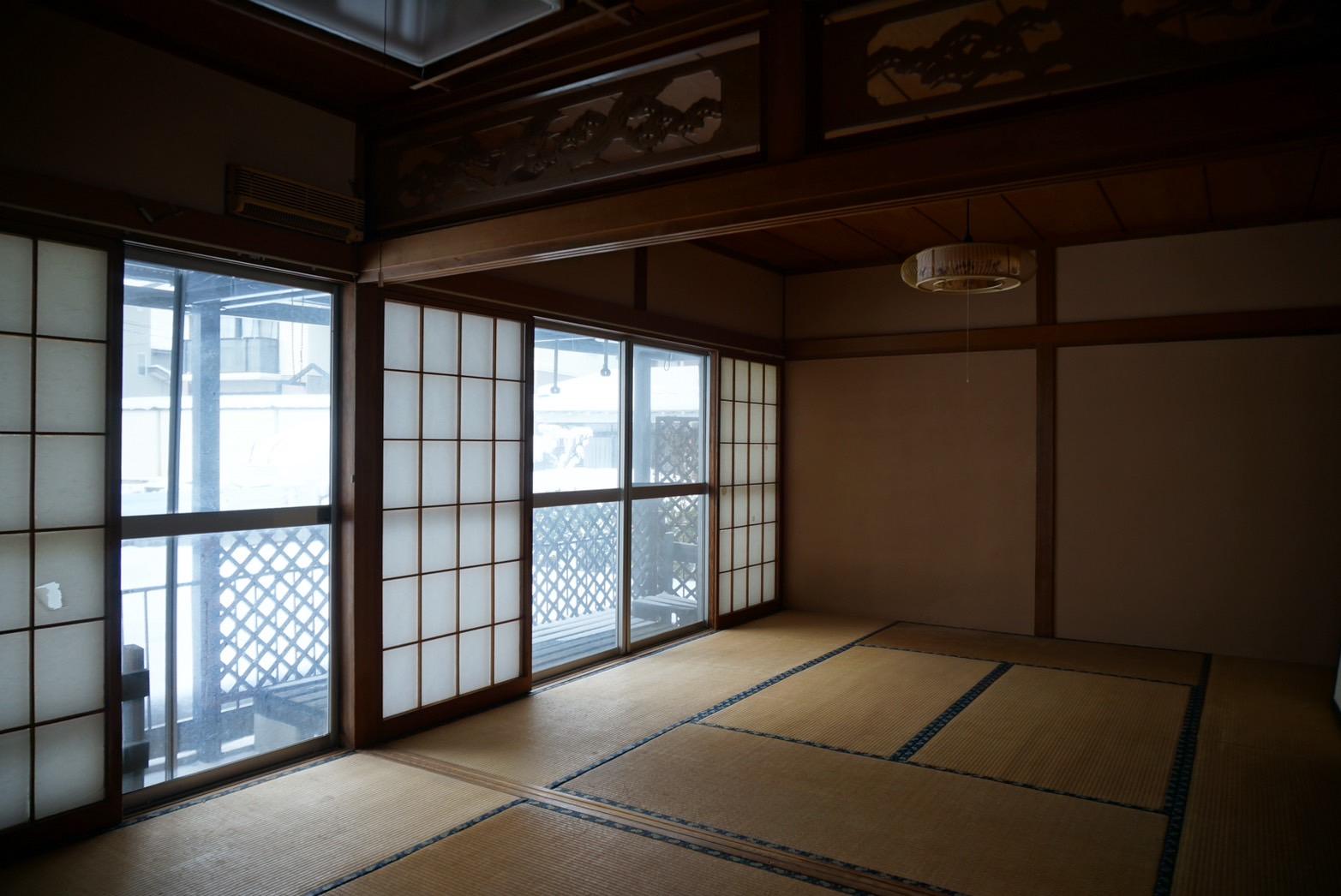 山形県山形市下条町の売買物件/二間続きの広々とした和室があります。 
