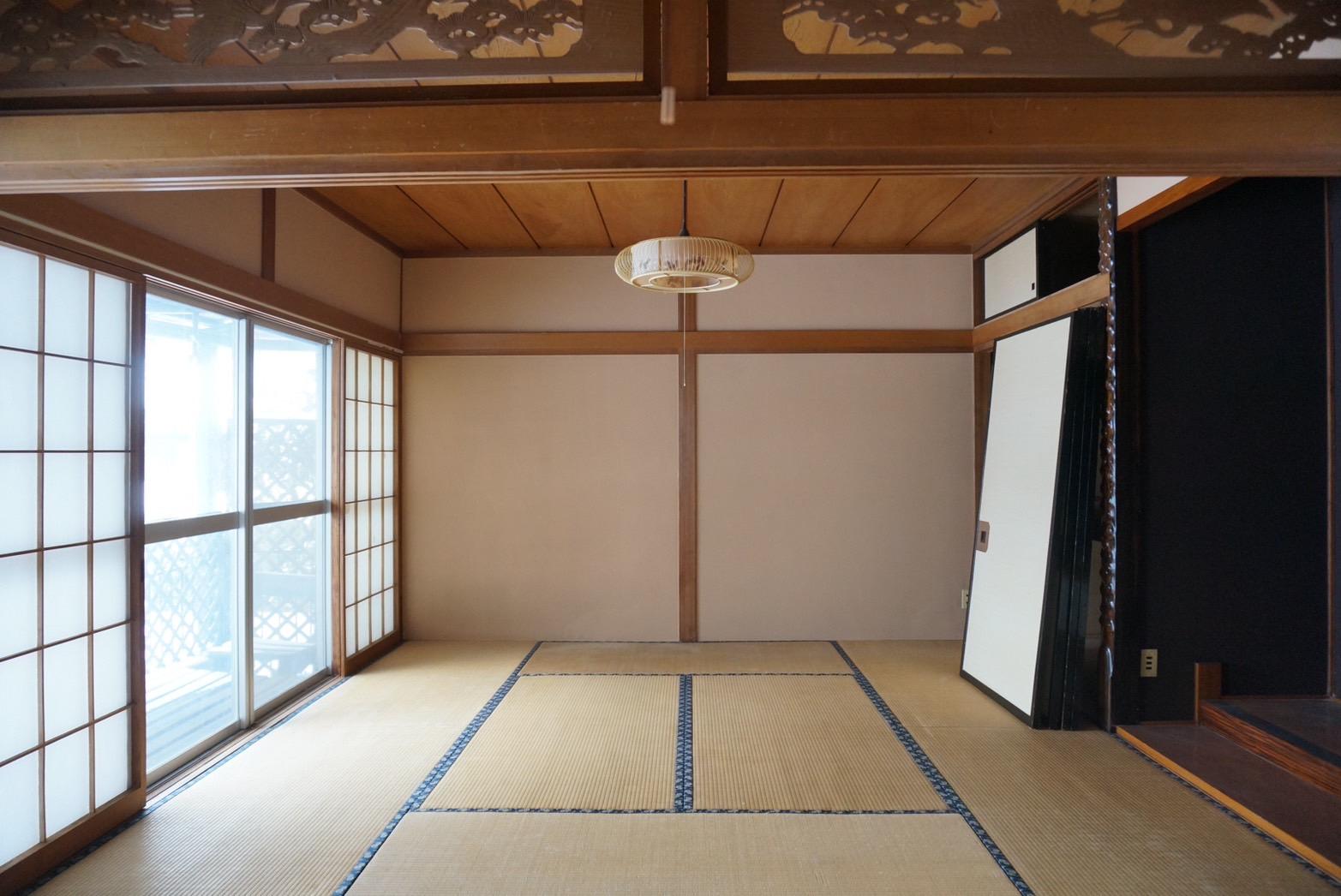 山形県山形市下条町の売買物件/この部屋は堰沿いにあり、ベランダはまるで川床のような距離感。