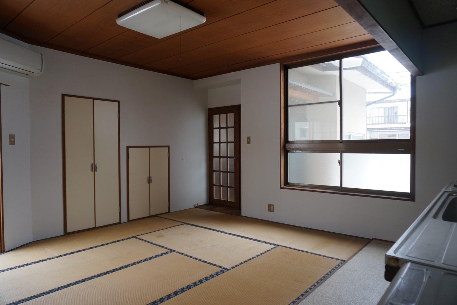 山形県山形市下条町の売買物件/可愛い色合いのキッチンの後ろに畳空間というコントラストがまた不思議な良さを感じます。