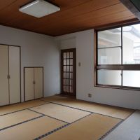 山形県山形市下条町の売買物件/可愛い色合いのキッチンの後ろに畳空間というコントラストがまた不思議な良さを感じます。