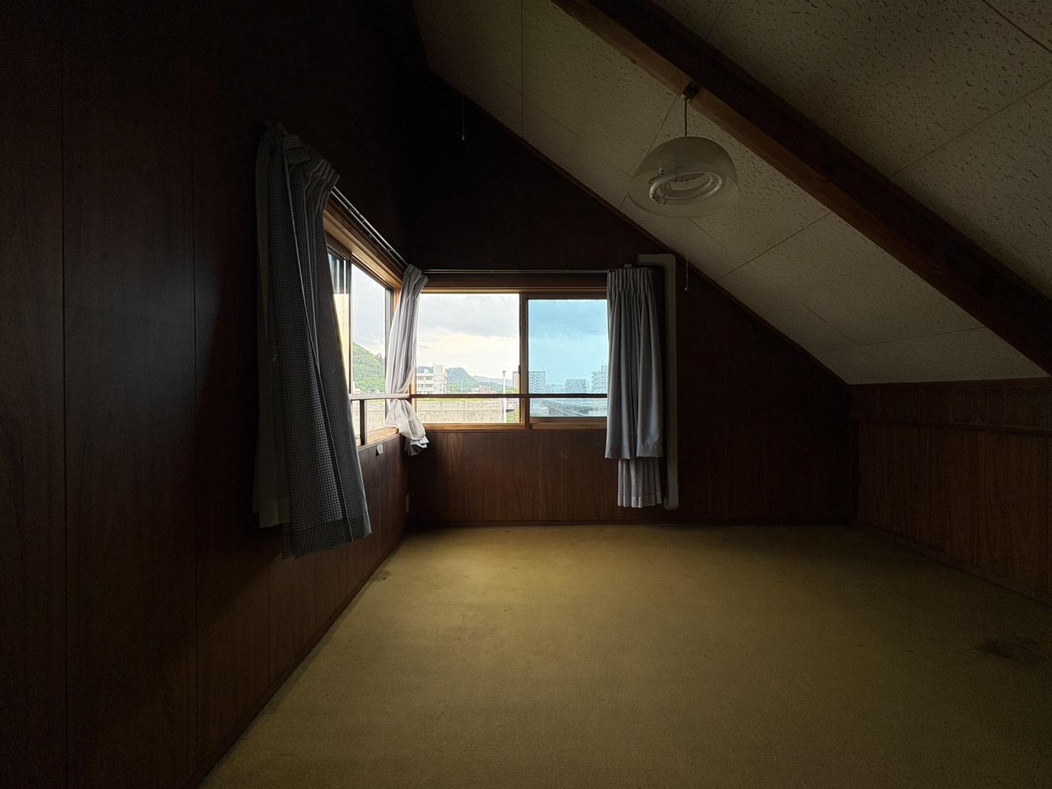 山形市あこや町の売買物件/3階に至っては、屋根形状そのままの鋭角天井が空間に独特のリズムを与え、構造現しのコンクリートがアクセントになっています。