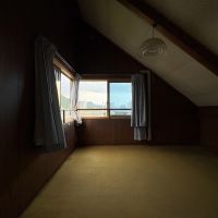 山形市あこや町の売買物件/3階に至っては、屋根形状そのままの鋭角天井が空間に独特のリズムを与え、構造現しのコンクリートがアクセントになっています。